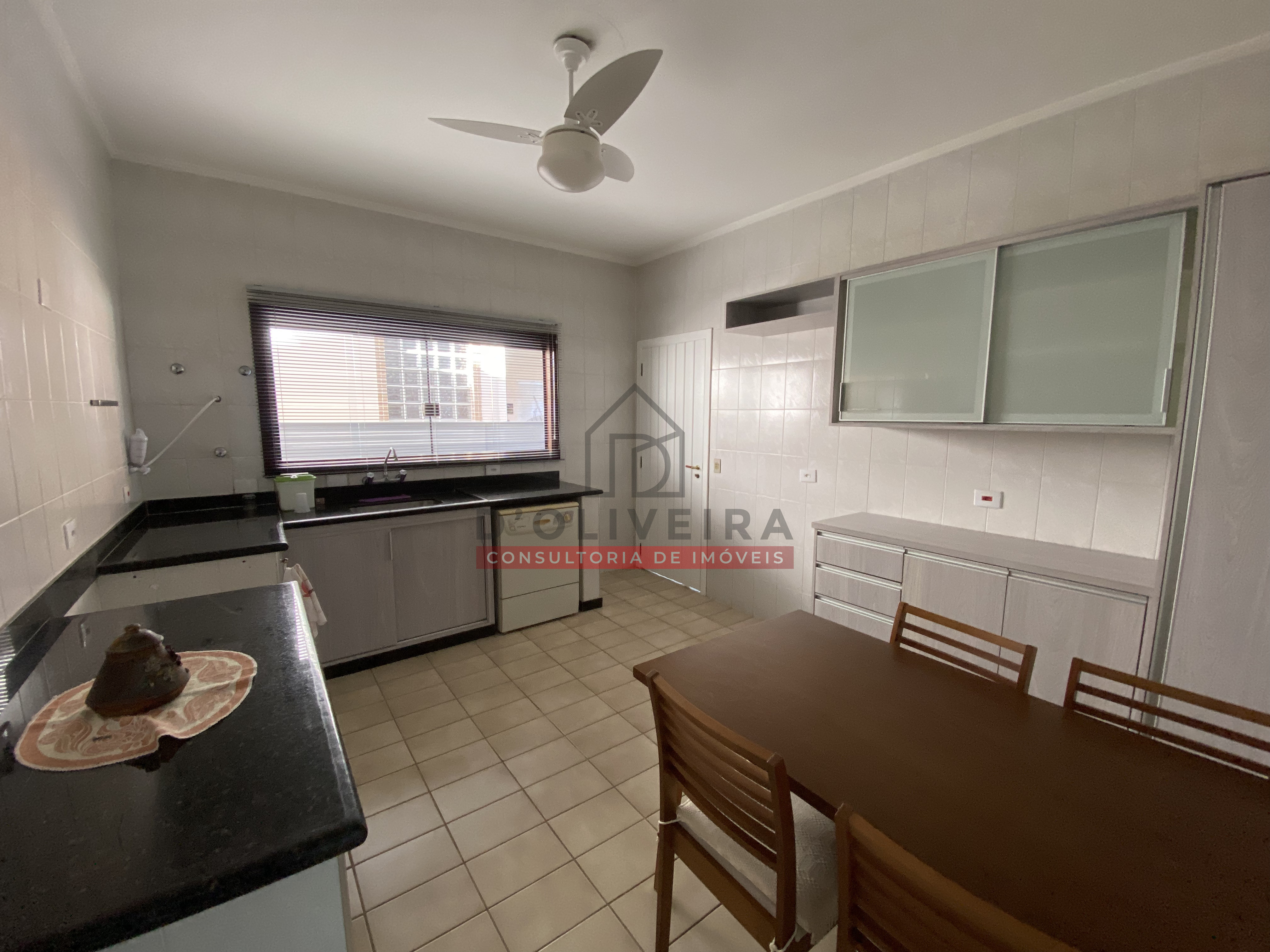 Casa térrea com piscina e churrasqueira no condomínio Bougainvillée III - Peruíbe - SP