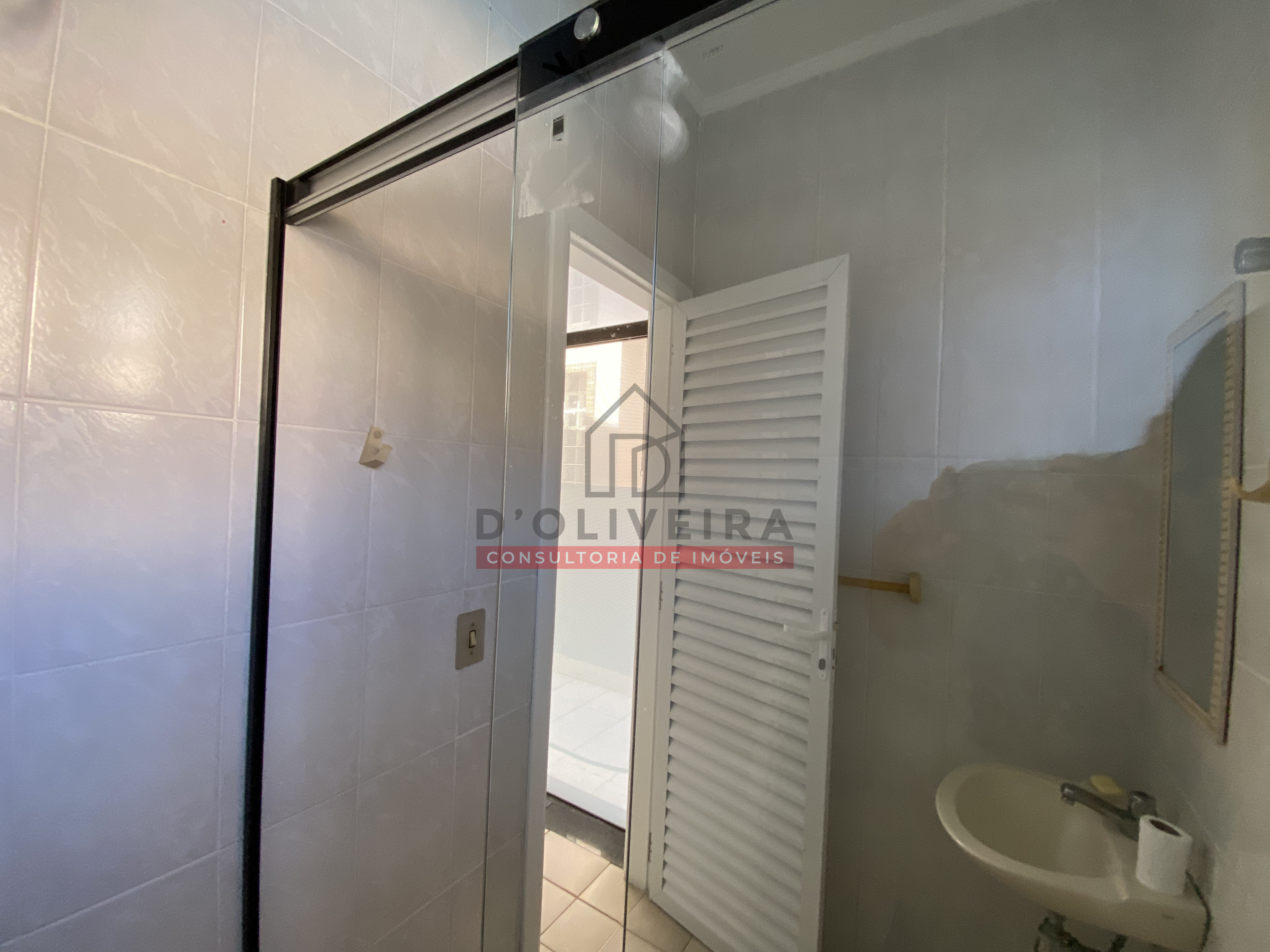 Casa térrea com piscina e churrasqueira no condomínio Bougainvillée III - Peruíbe - SP