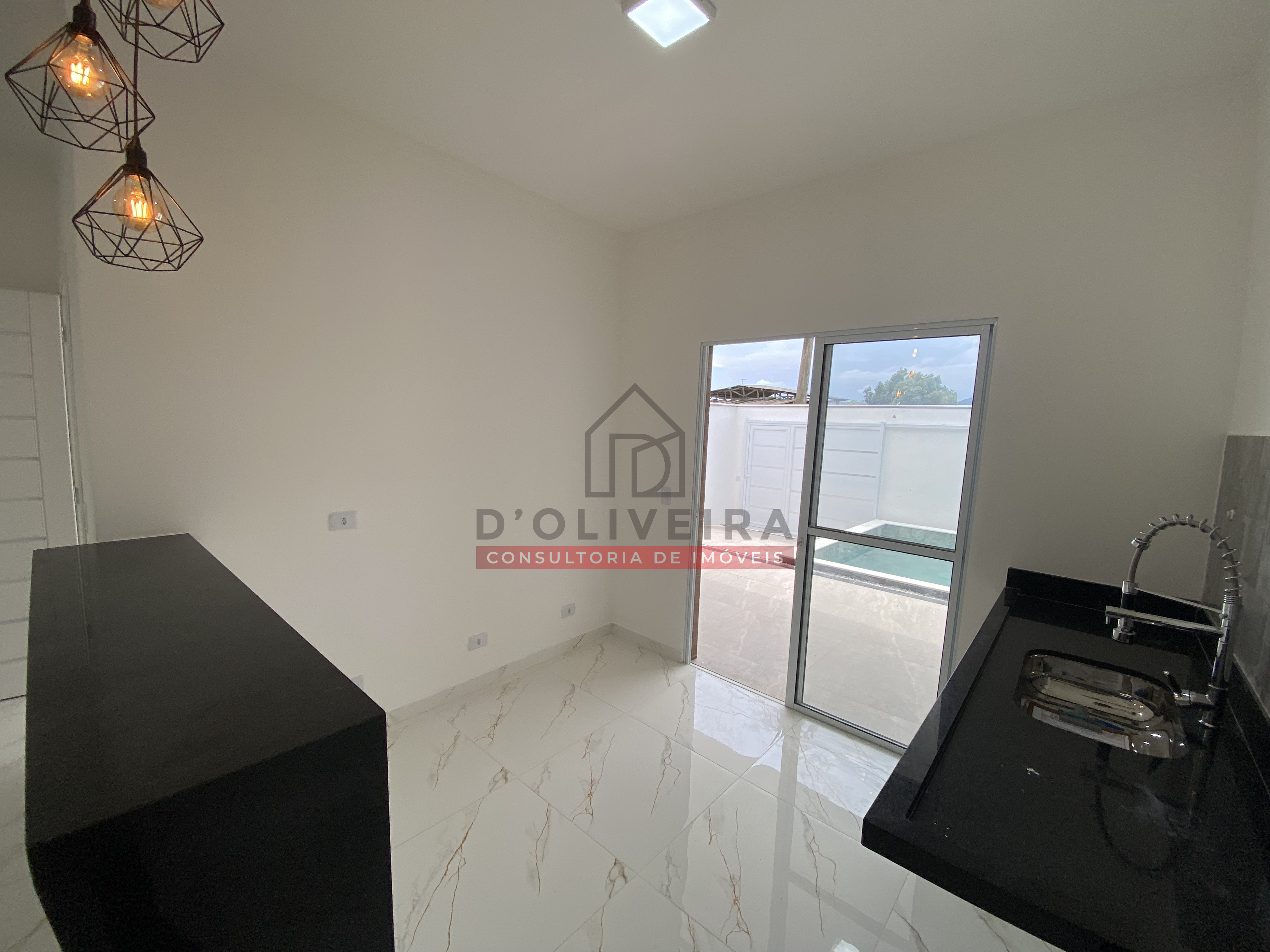 Casa com piscina e churrasqueira à venda no Bairro Flora Rica - Peruíbe - SP