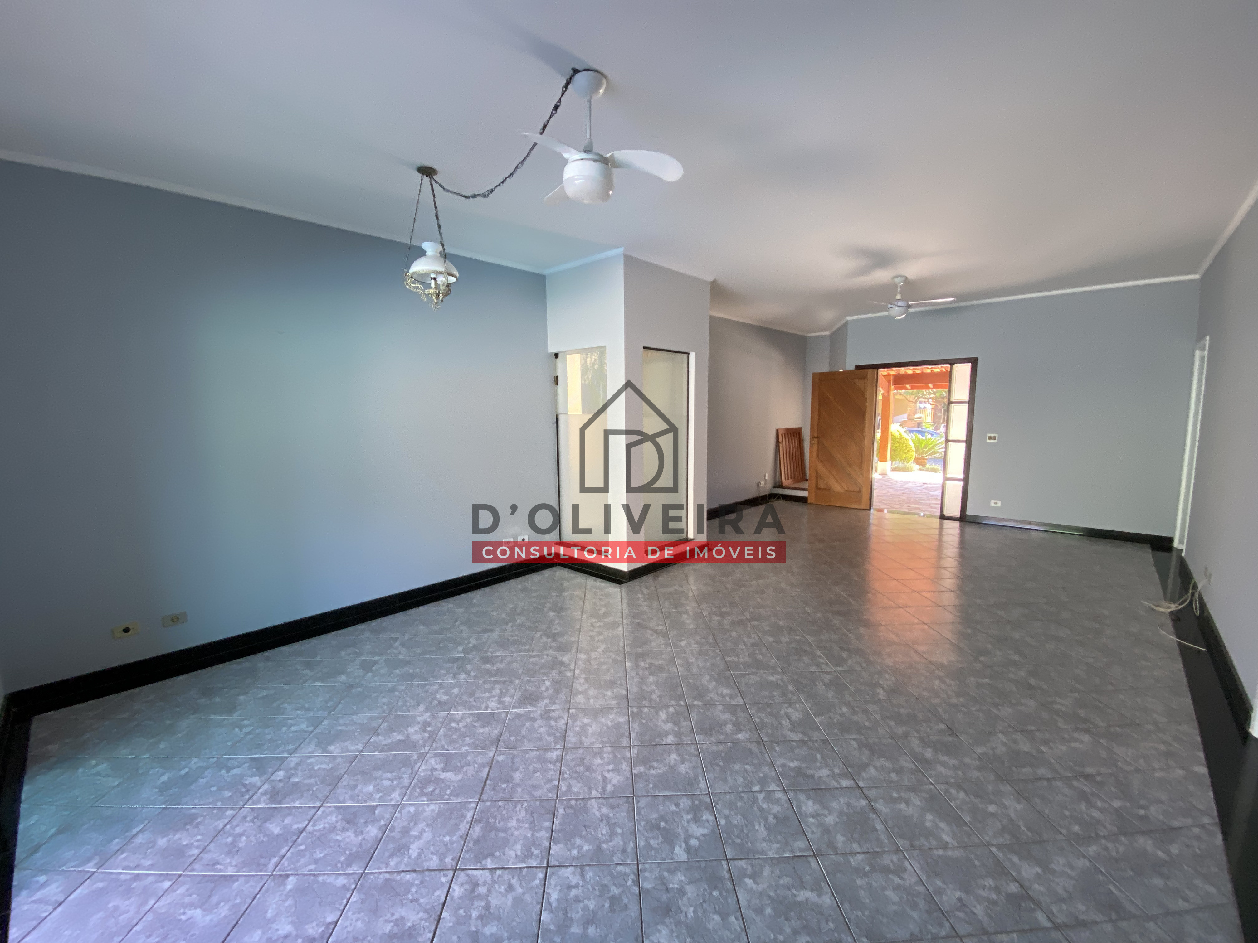 Casa térrea com piscina e churrasqueira no condomínio Bougainvillée III - Peruíbe - SP