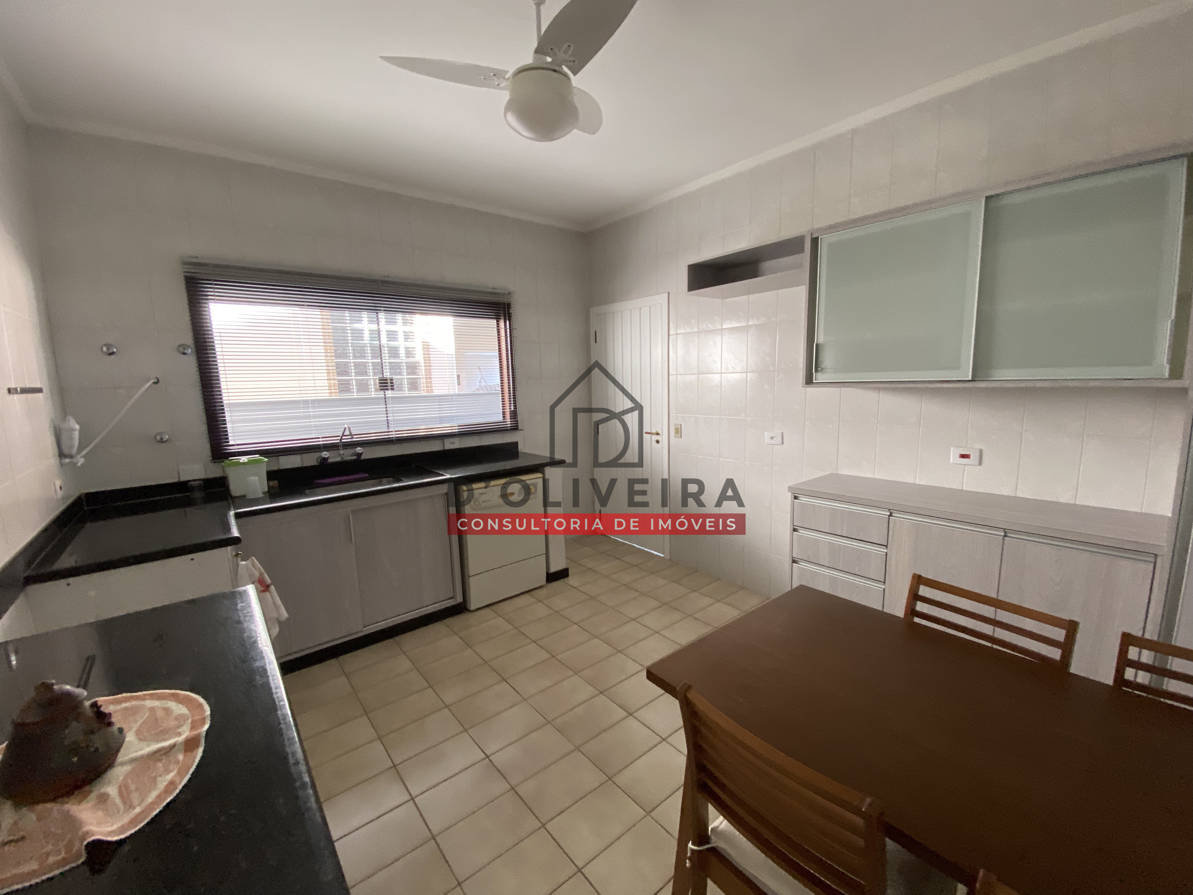 Casa térrea com piscina e churrasqueira no condomínio Bougainvillée III - Peruíbe - SP