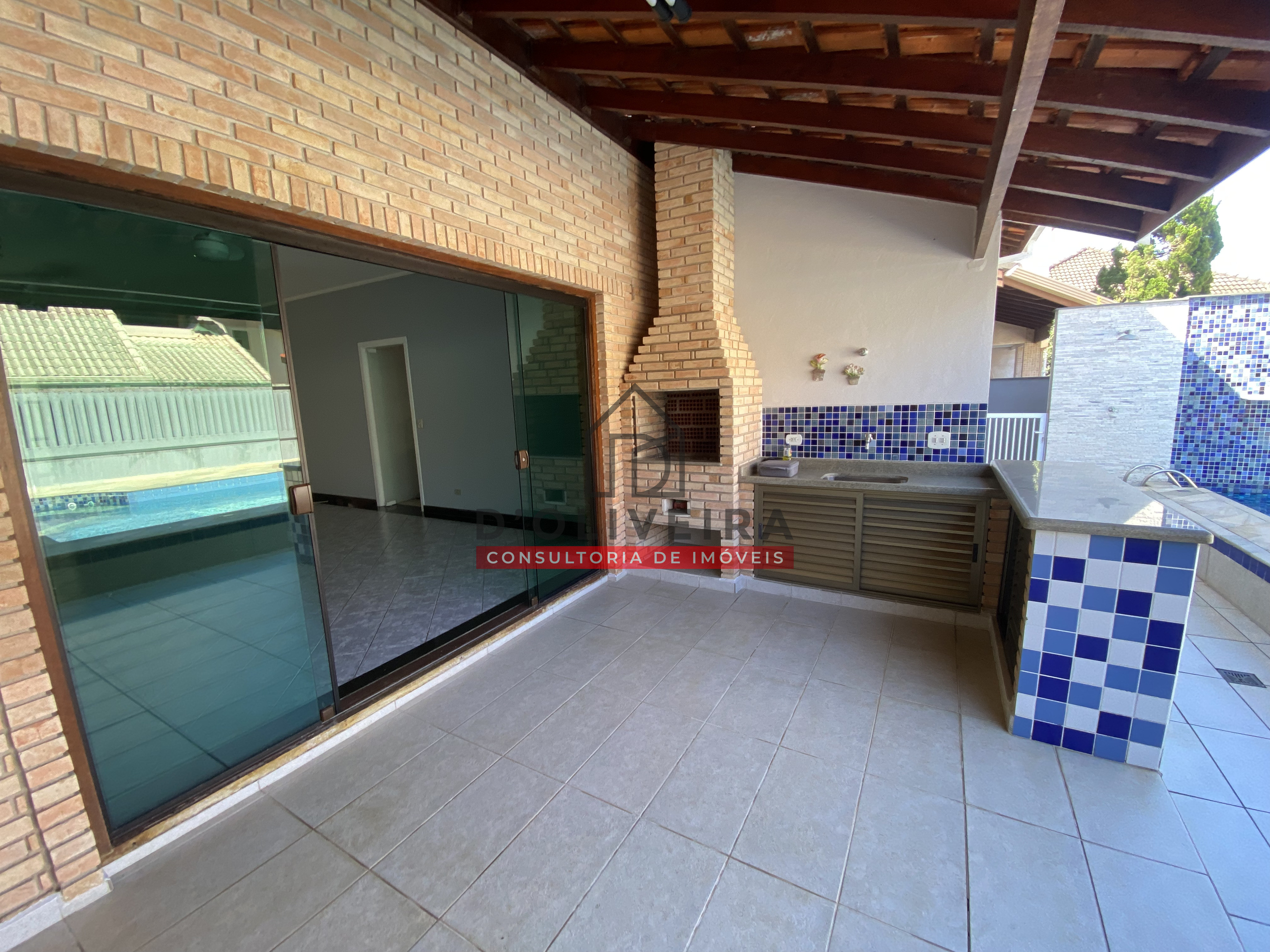 Casa térrea com piscina e churrasqueira no condomínio Bougainvillée III - Peruíbe - SP