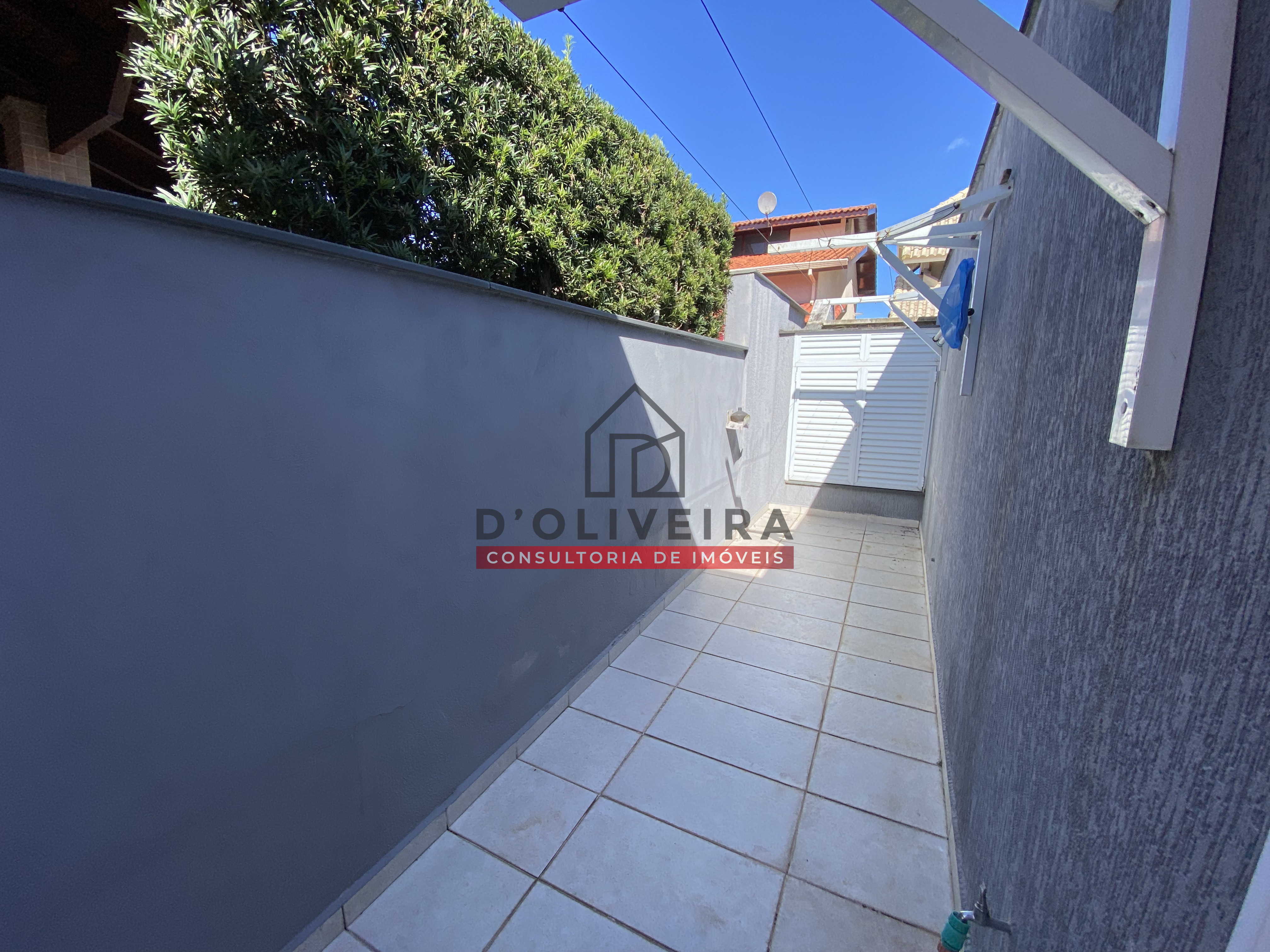 Casa térrea com piscina e churrasqueira no condomínio Bougainvillée III - Peruíbe - SP