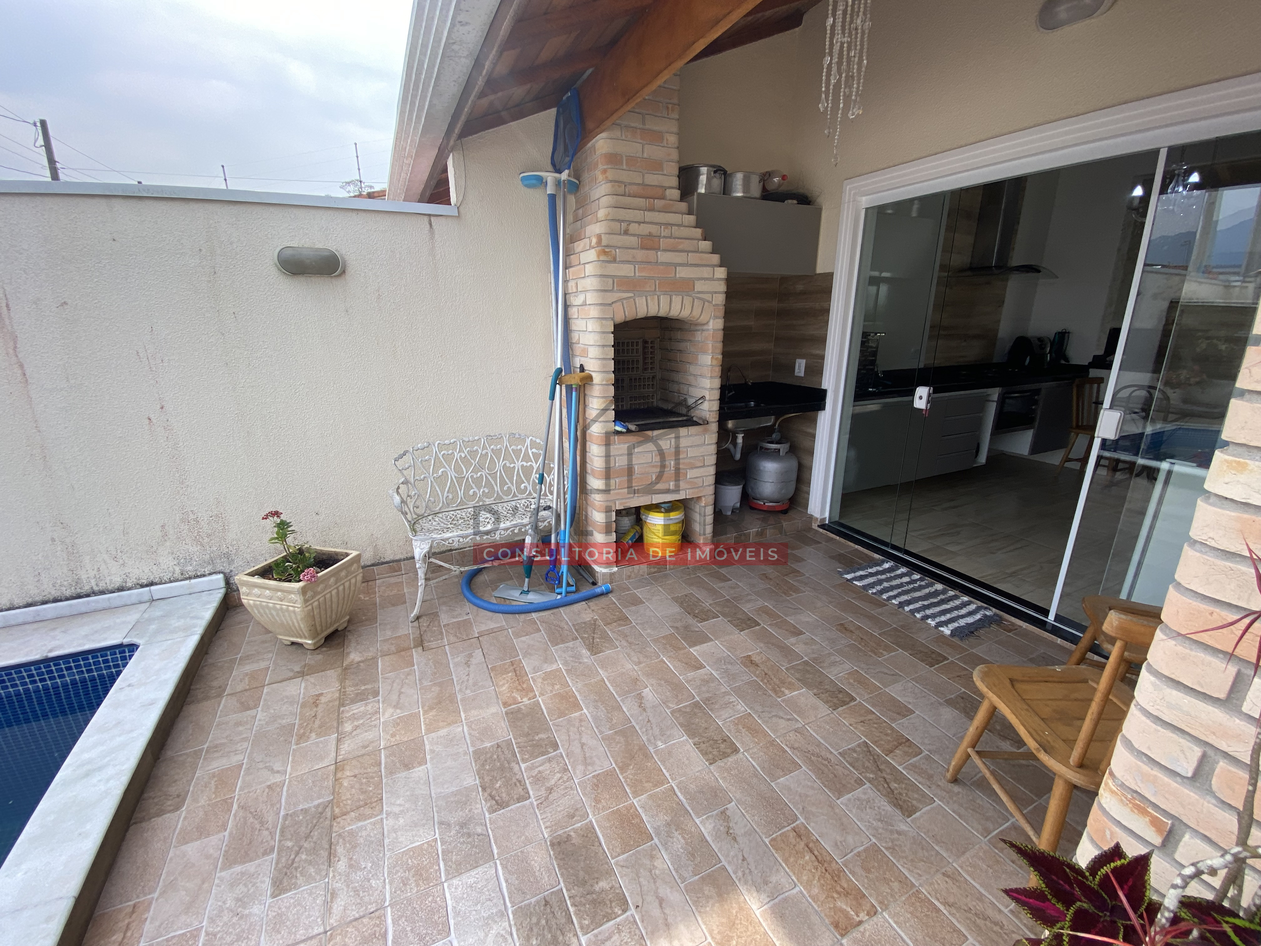 Casa com piscina e churrasqueira à venda no Bairro Parque D'aville - Peruíbe - SP