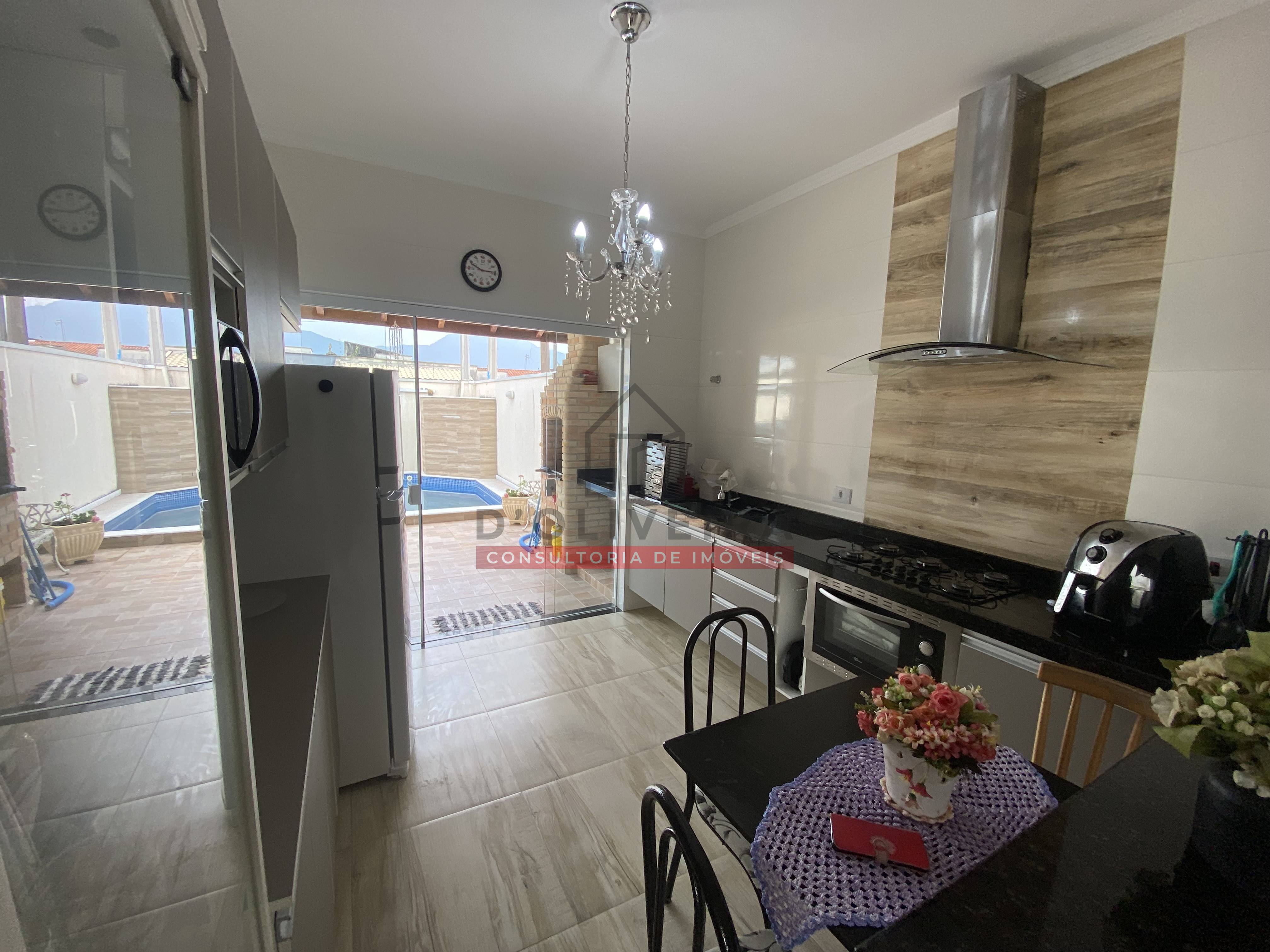 Casa com piscina e churrasqueira à venda no Bairro Parque D'aville - Peruíbe - SP