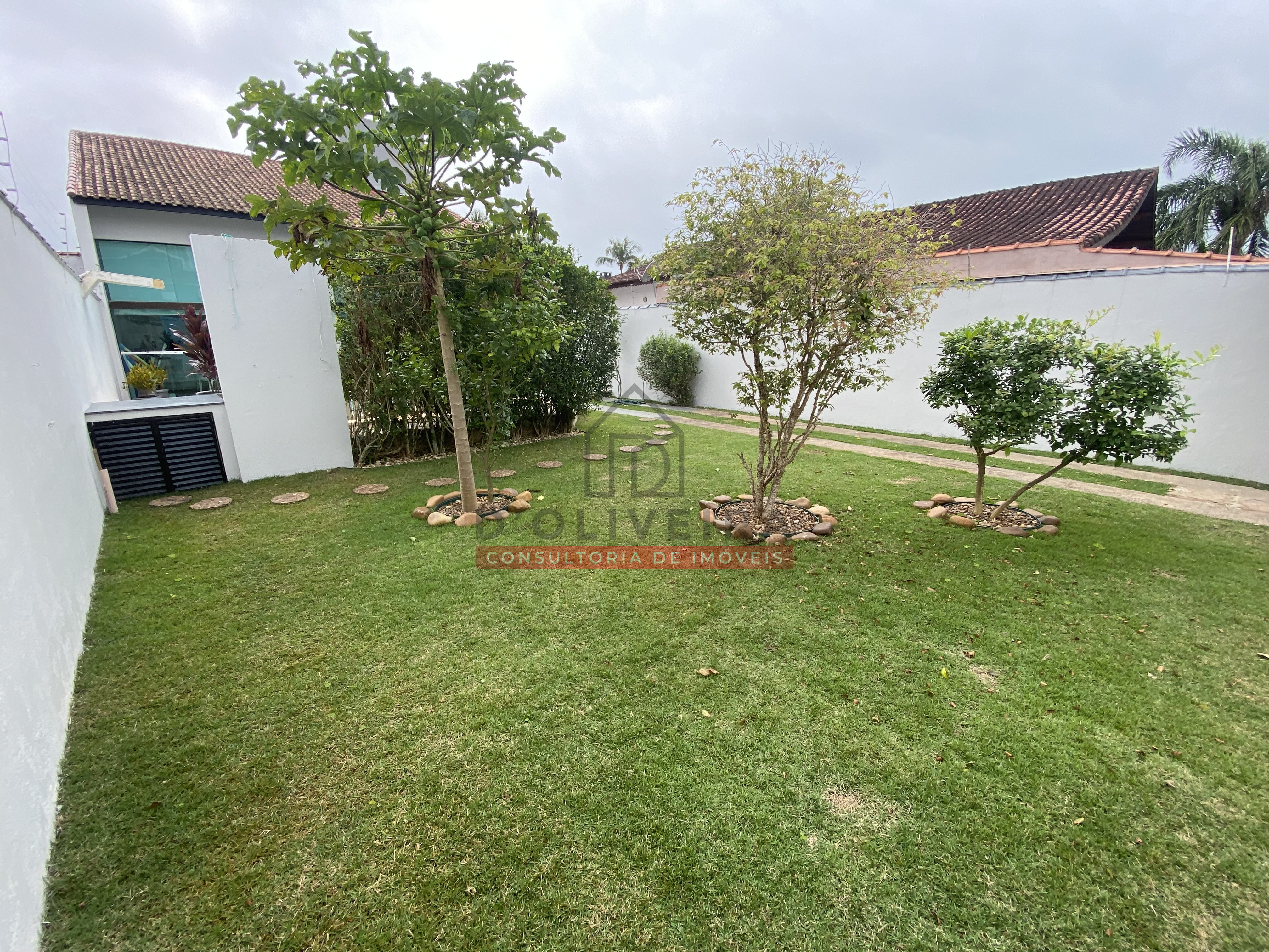 Casa com 500 m² de terreno a 200 metros da praia à venda no Balneário Oasis - Peruíbe - SP