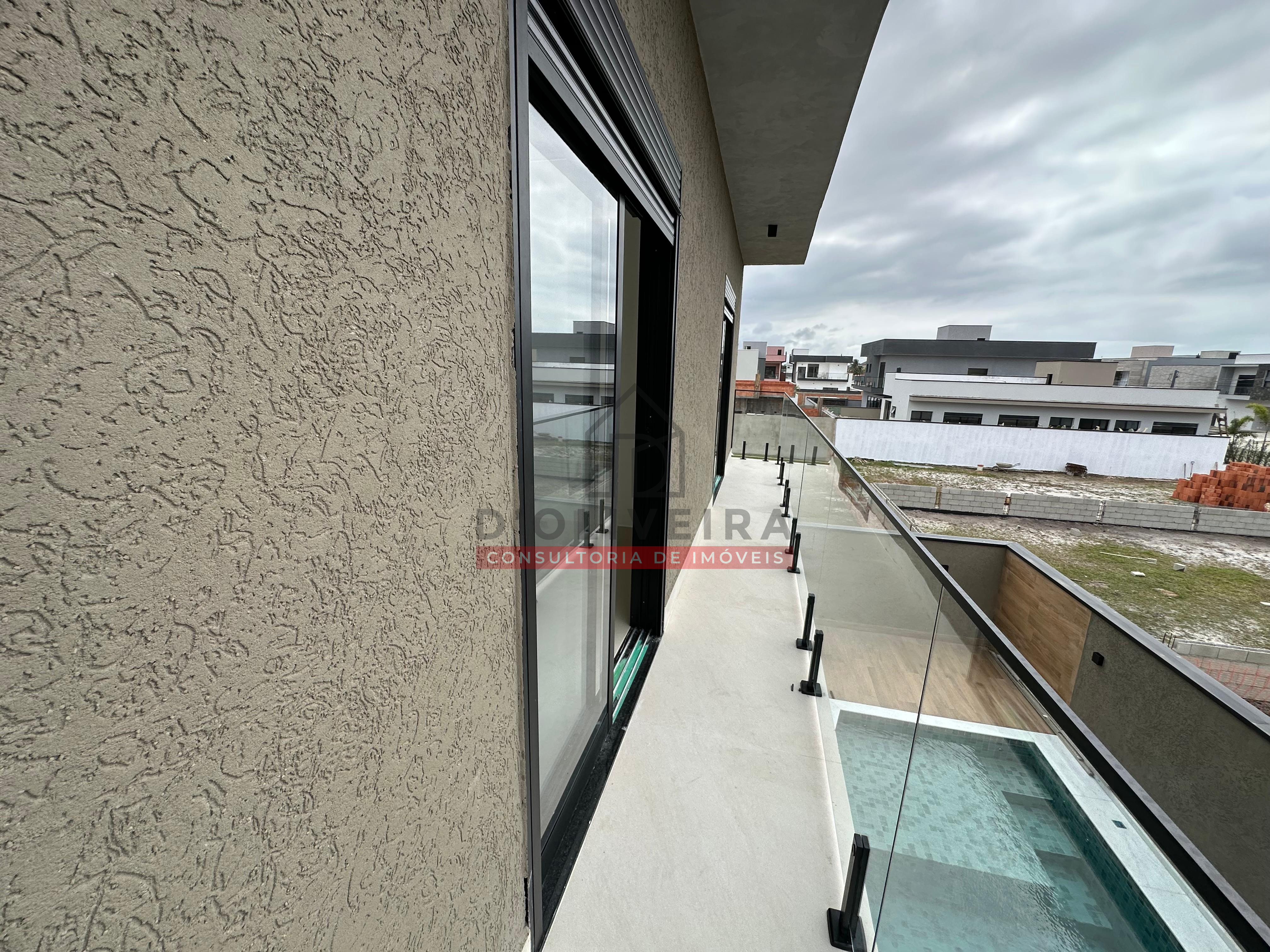 Sobrado moderno com piscina e churrasqueira no condomínio Flora Rica - Peruíbe - SP