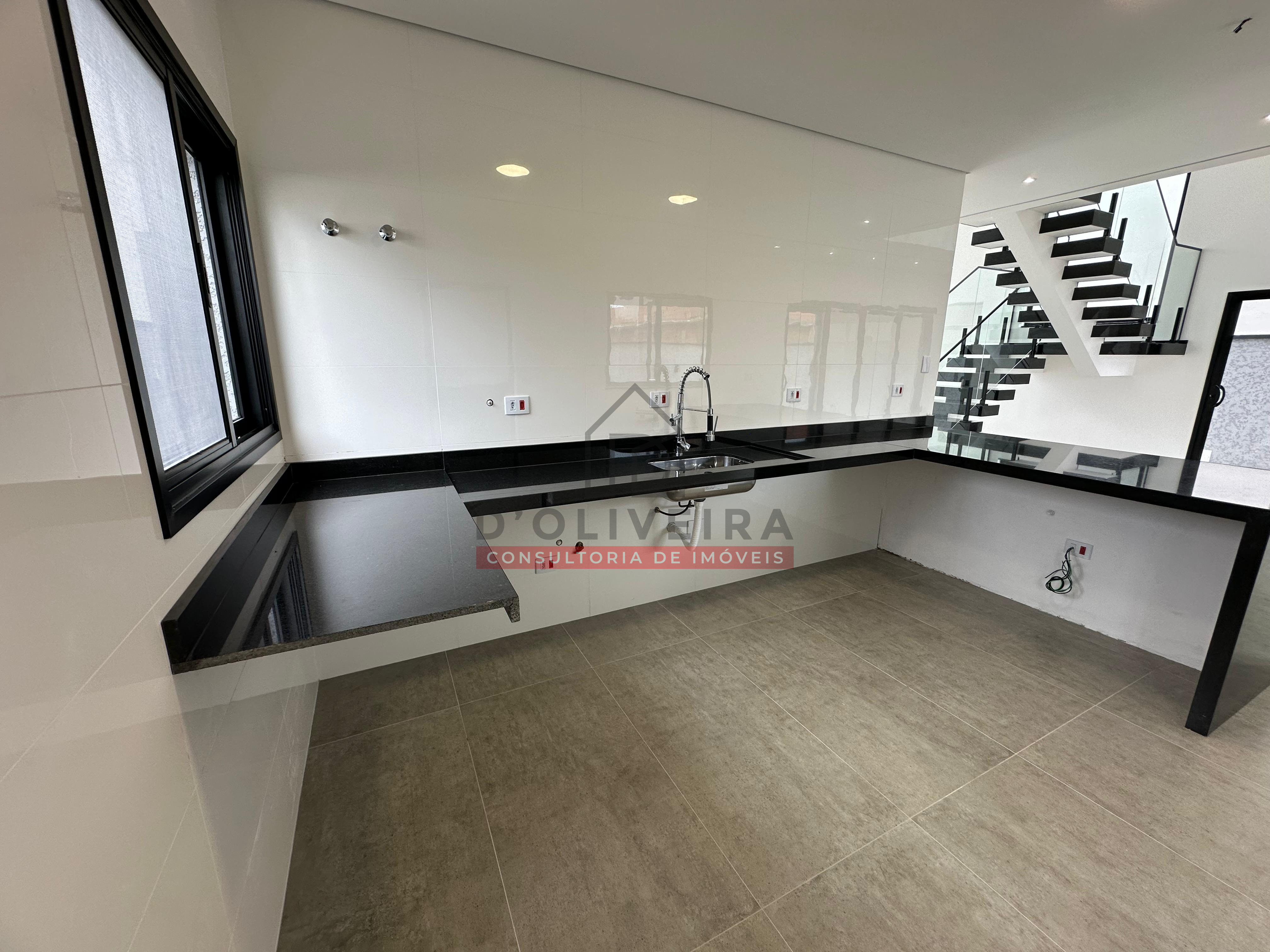 Sobrado com piscina e churrasqueira no condomínio Flora Rica - Peruíbe - SP