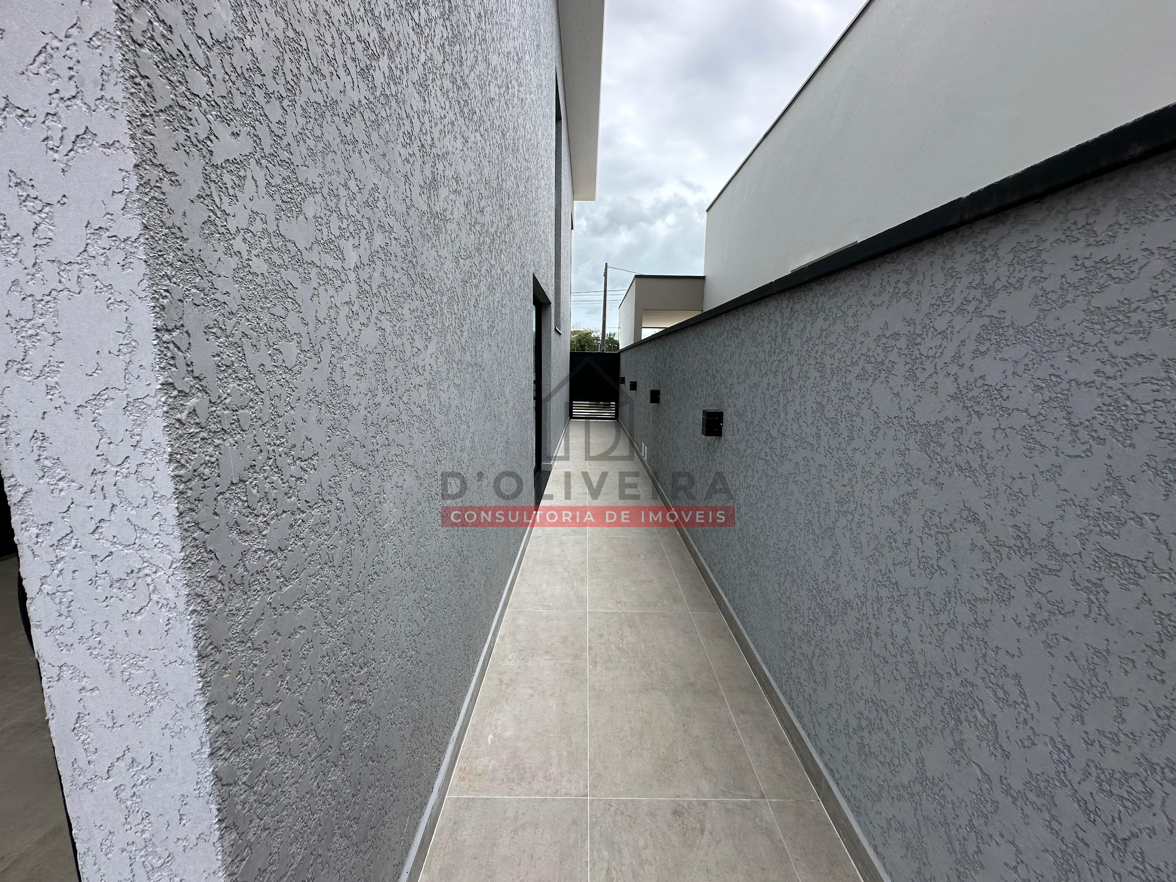 Sobrado com piscina e churrasqueira no condomínio Flora Rica - Peruíbe - SP