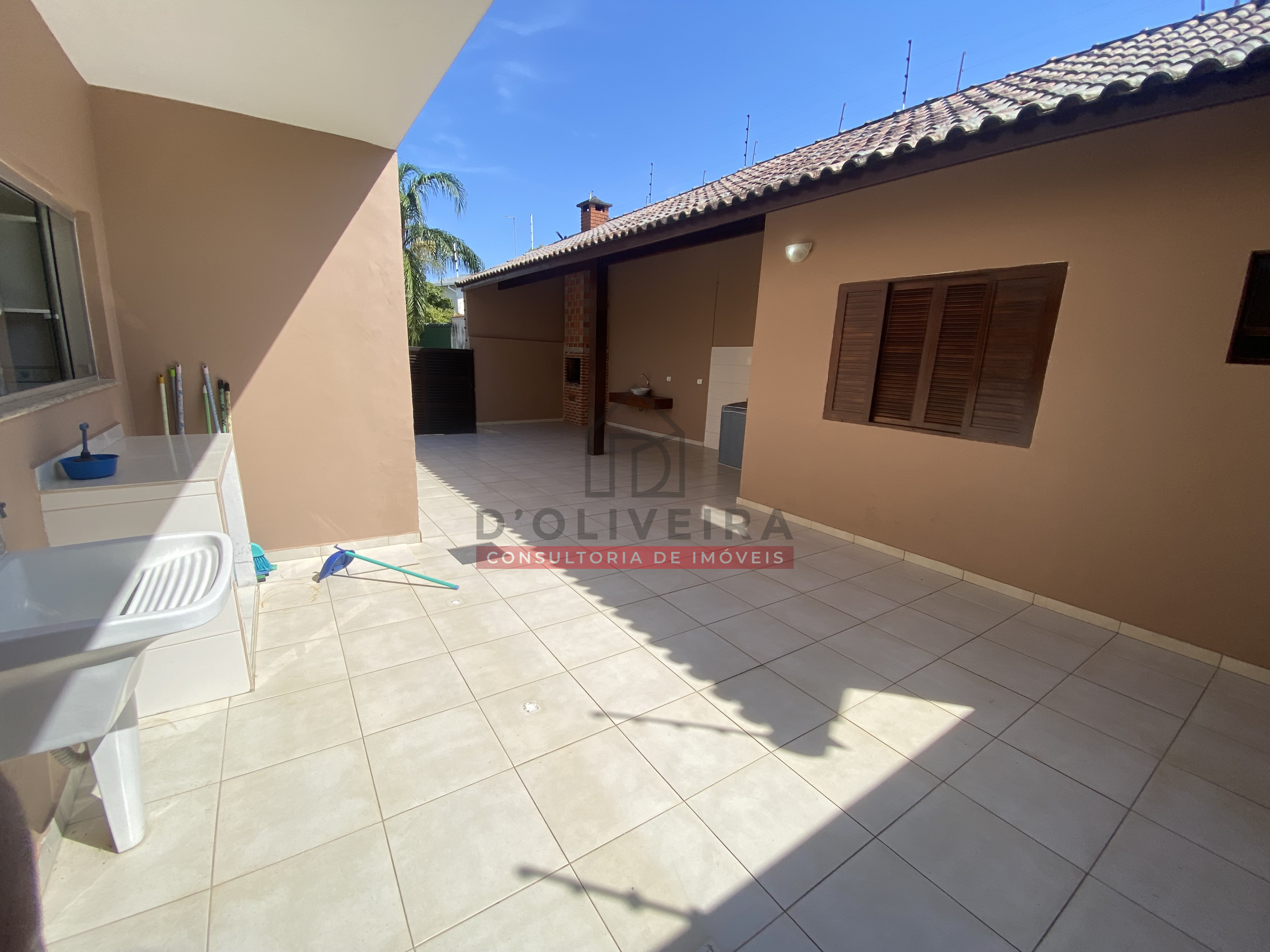 Sobrado com piscina à venda no Jardim Ribamar - Peruíbe - SP