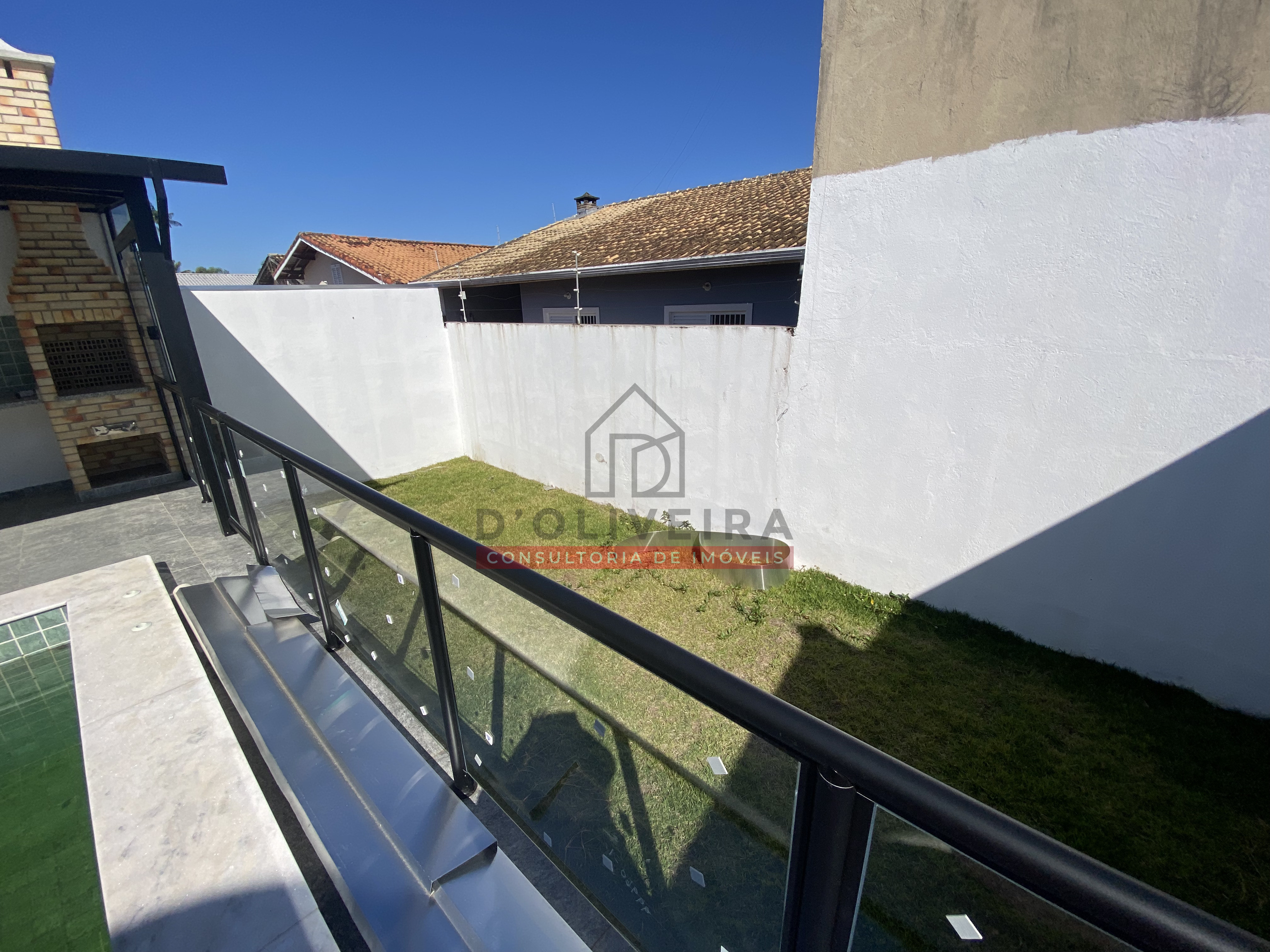 Casa térrea com piscina e 3 suítes à venda no Balneário Samburá - Peruíbe - SP