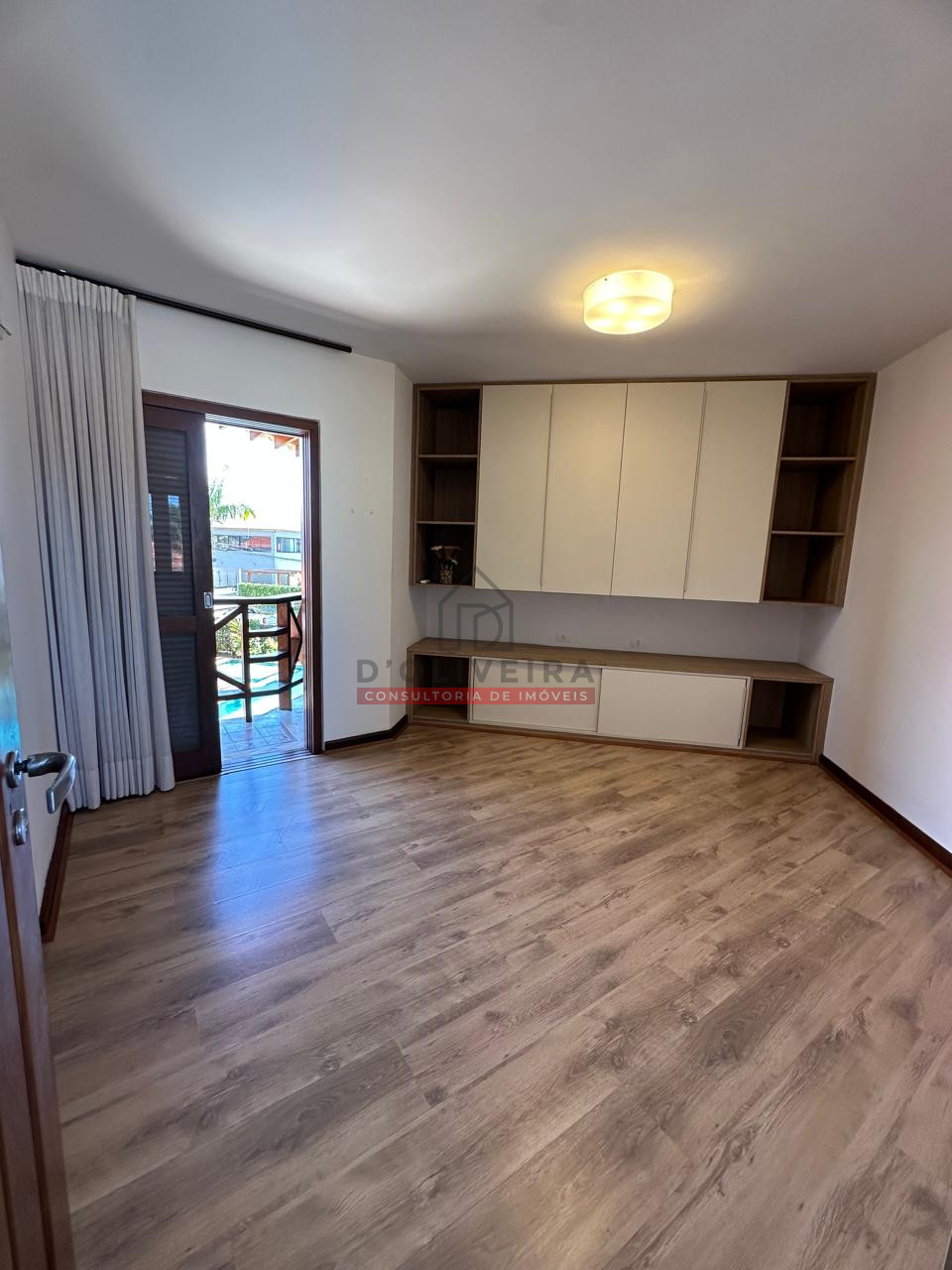 Sobrado de 4 suítes e piscina aquecida no Bougainville Residencial II - Peruíbe - SP