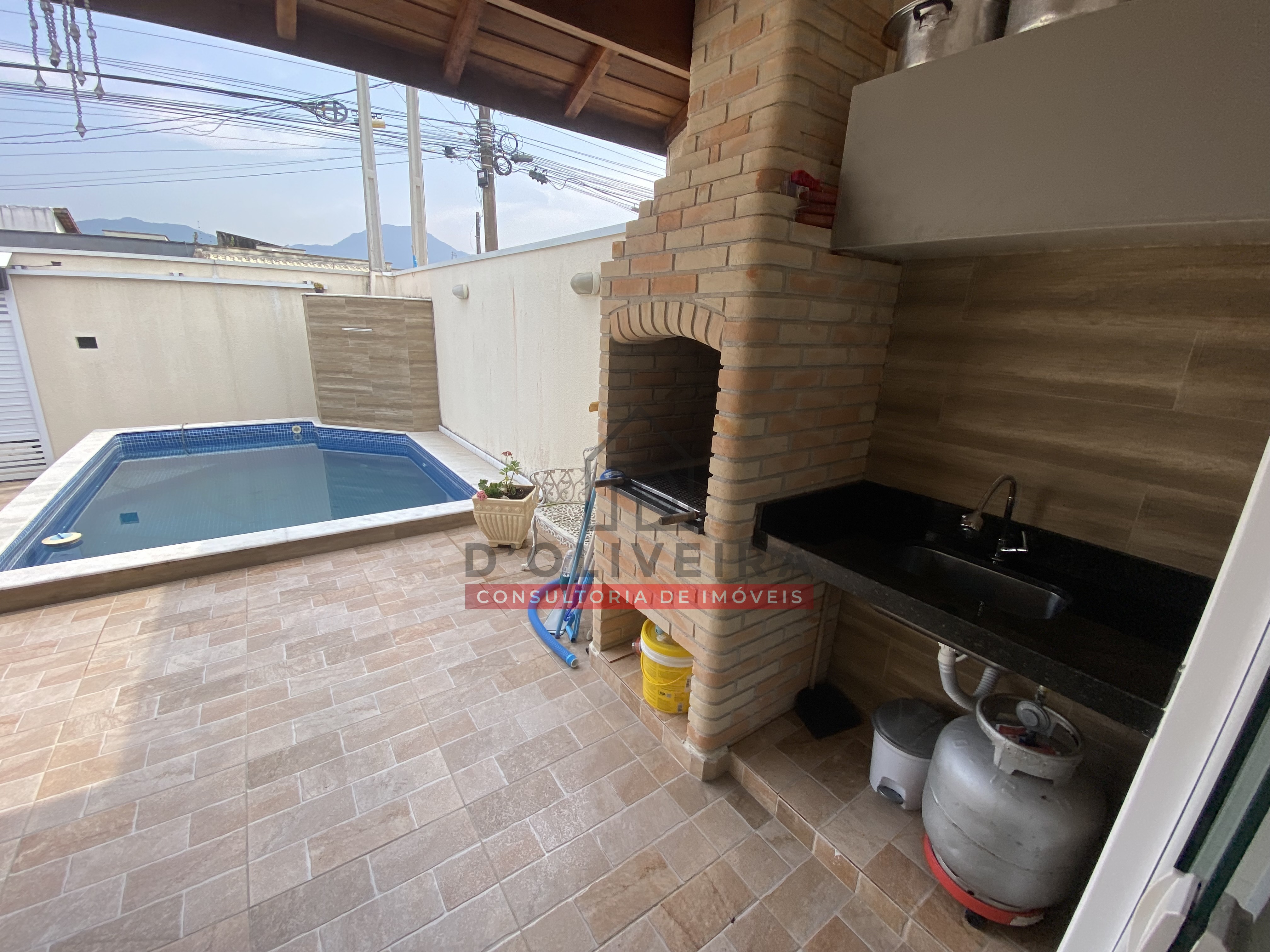 Casa com piscina e churrasqueira à venda no Bairro Parque D'aville - Peruíbe - SP
