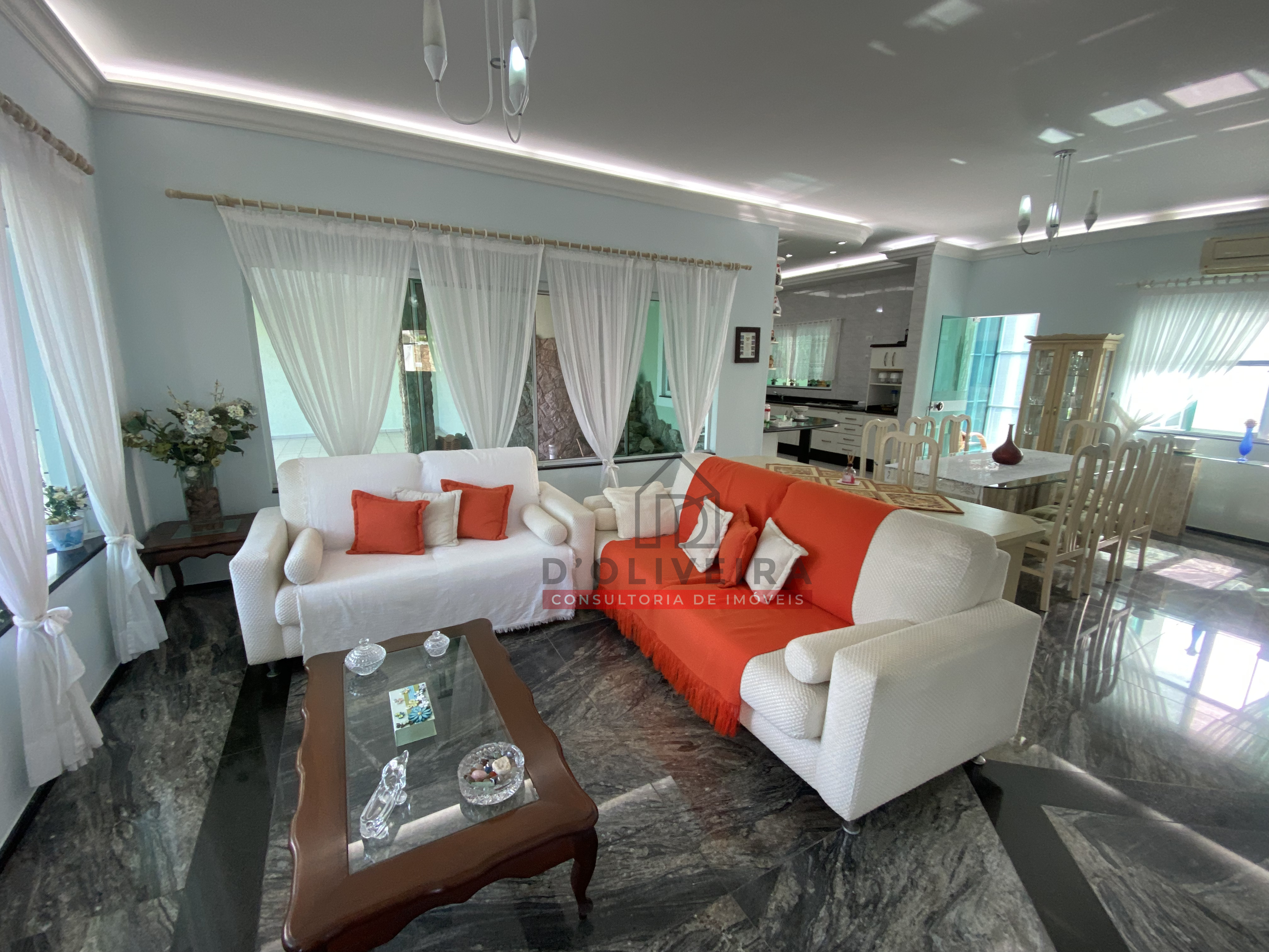 Casa térrea com 3 suítes à venda no condomínio Bougainvillée III - Peruíbe - SP
