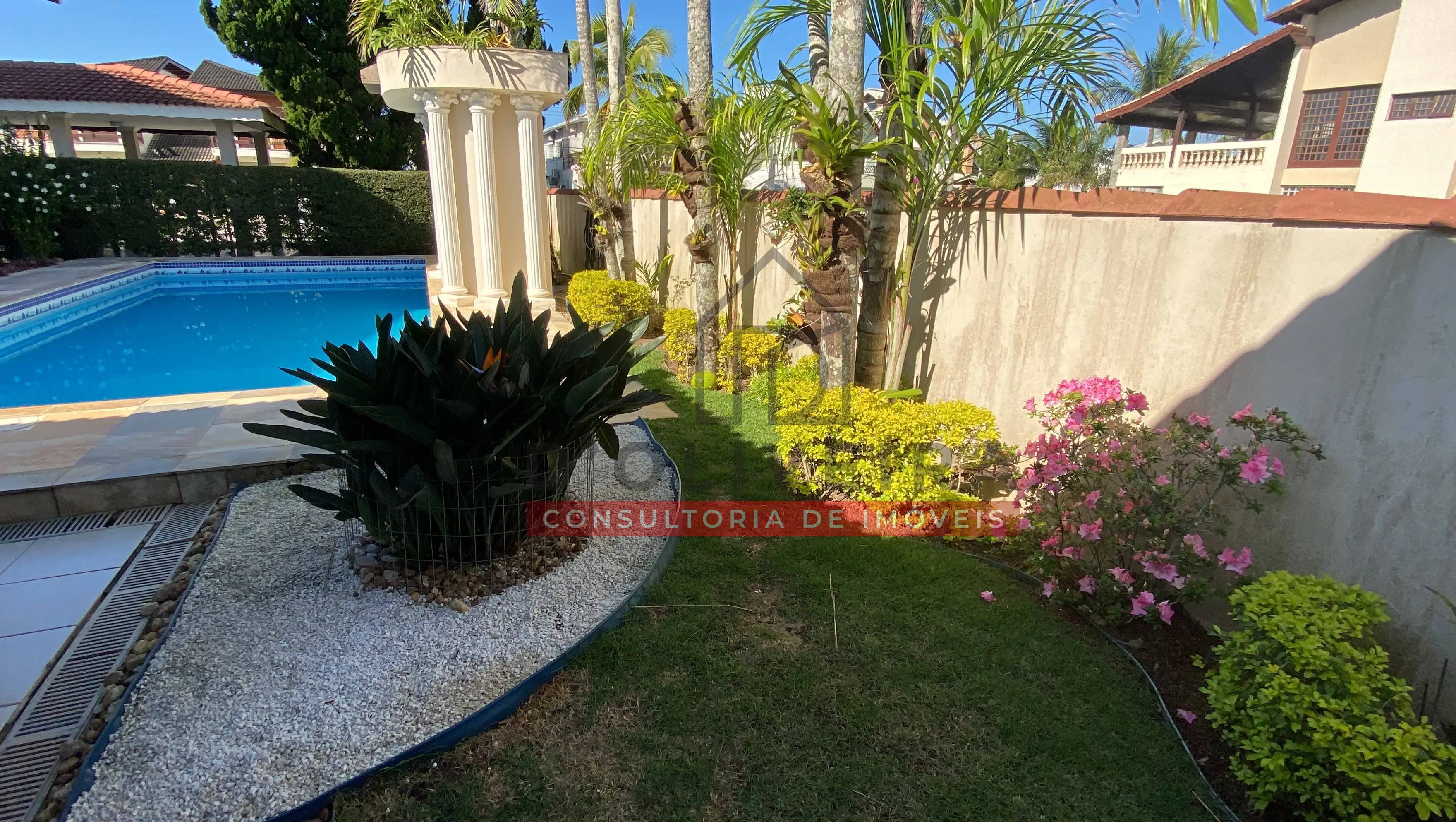Sobrado em dois terrenos com piscina no Condomínio Bougainvillée I, Peruíbe/SP