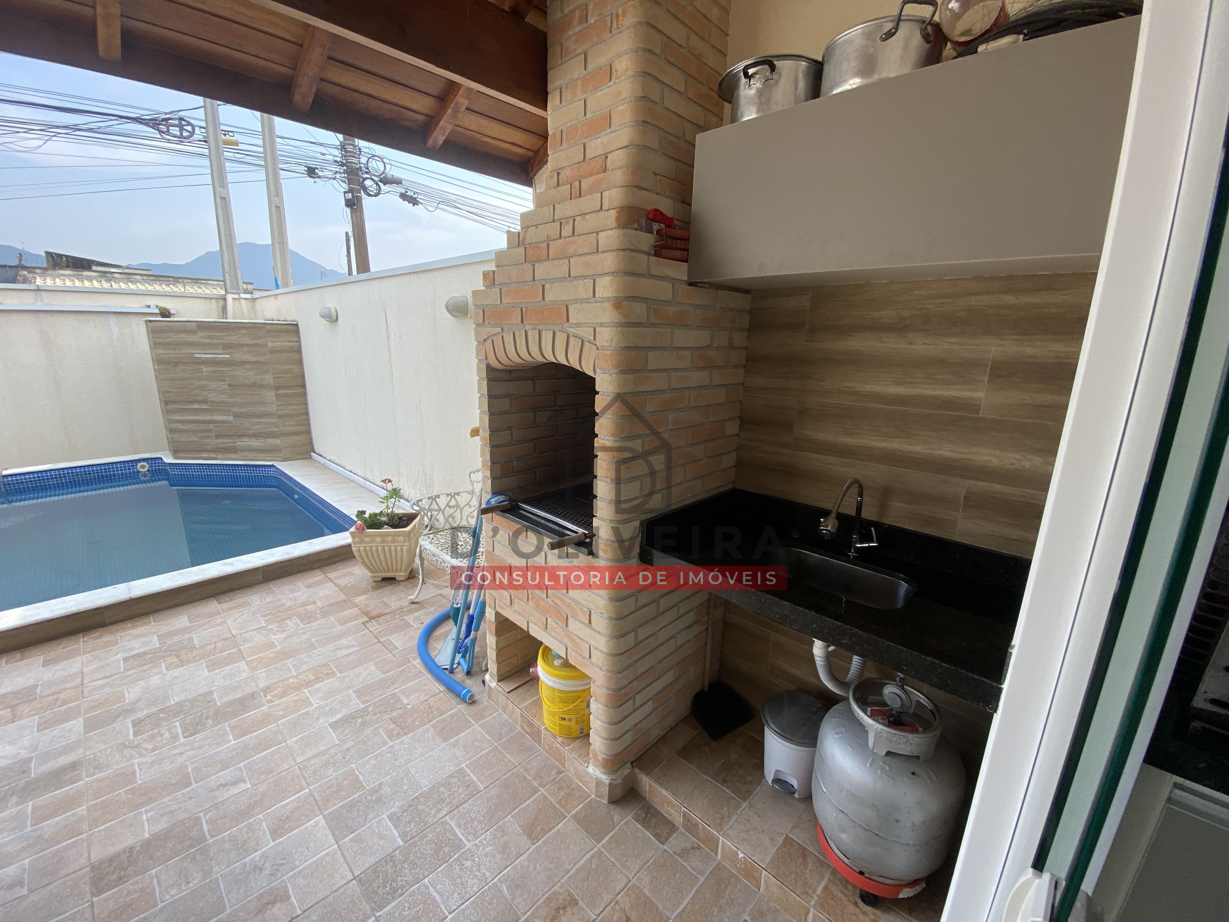 Casa com piscina e churrasqueira à venda no Bairro Parque D'aville - Peruíbe - SP